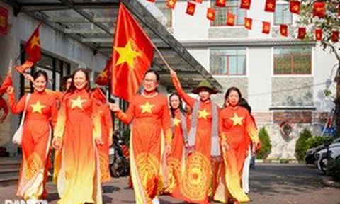 Chung cư ở TPHCM treo cờ "nhuộm đỏ" ban công, cư dân mặc áo dài ra phố