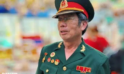 Cựu chiến binh mắt ướt nhòe xem diễu binh: "Hòa bình thật đẹp!"