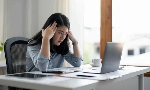 Số lượng công việc không cần kinh nghiệm giảm, 50% Gen Z coi đại học là ‘lãng phí tiền bạc’, lo ngại về tương lai