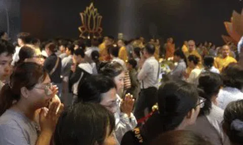 Ngày đầu tiên, tăng ni, phật tử chiêm bái xá lợi Đức Phật ở TPHCM