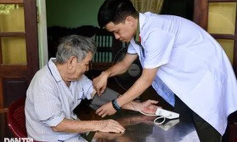 Báo Dân trí tổ chức khám sức khỏe cho Mẹ Việt Nam Anh hùng, người có công